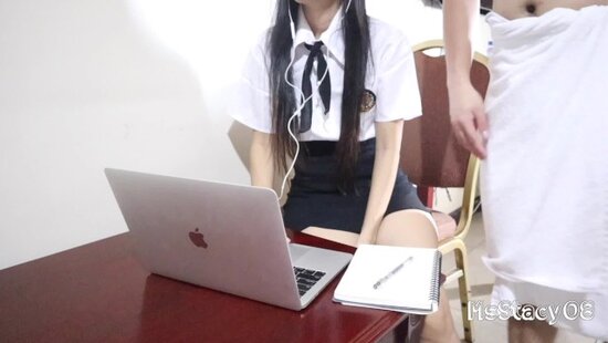 Возбужденный отчим после душа решил на крепком члене прокатить свою падчерицу-студентку с гладкой киской