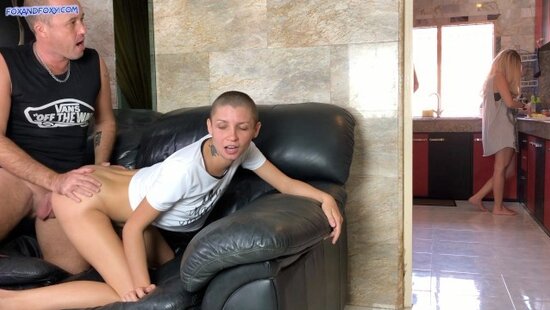 Молодая девушка сосет член своего отчима, пока мамка готовит обед на кухне, и трахается с ним в пилотку