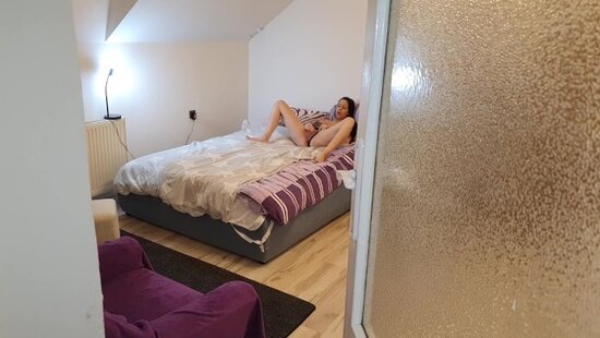 Парень застукал свою молодую мачеху за мастурбацией и решил ей помочь, трахнув раком в бритую письку