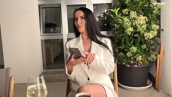 Я кончаю в кафе от вибратора на пульту