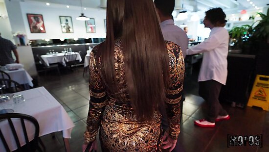 Парень с девушкой трахаются в ресторане на людях